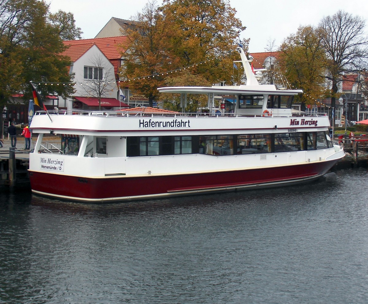 Fahrgastschiff  Min Herzing  am 17.10.13 am alten Strom in warnemnde.