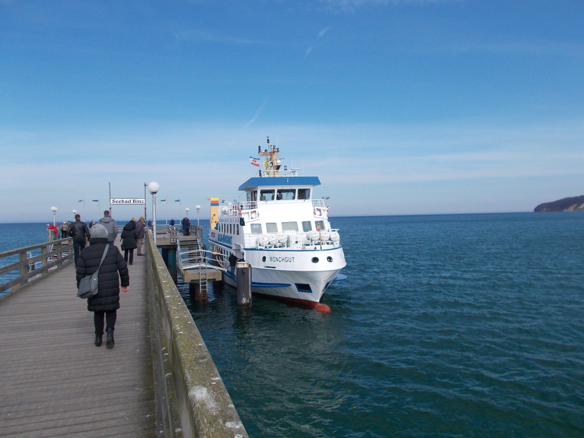 Fahrgastschiff  MÖNCHGUT  festgemacht an der Seebrücke in Binz am 28.März 2016.