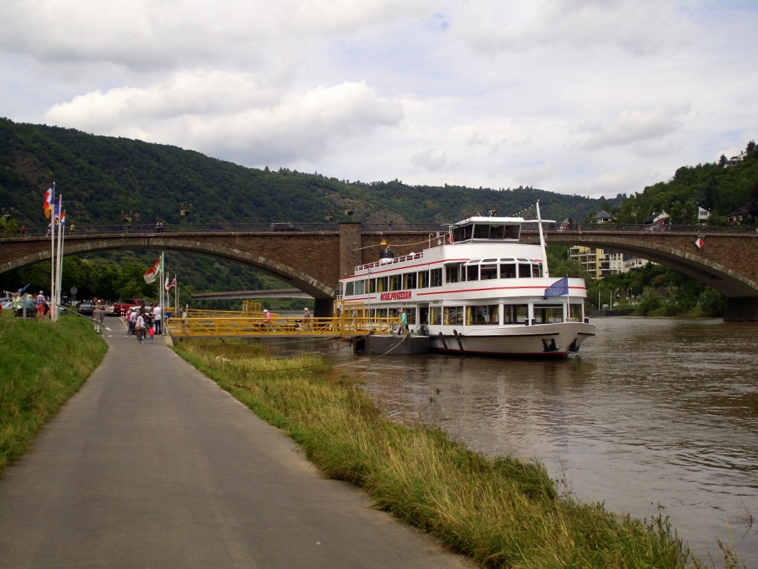 Fahrgastschiff  Moselprinzessin  legte vor Kurzem in Cochem an und wartet auf seine nächste Rundfahrt auf der Mosel. [Ende Juni 2016]