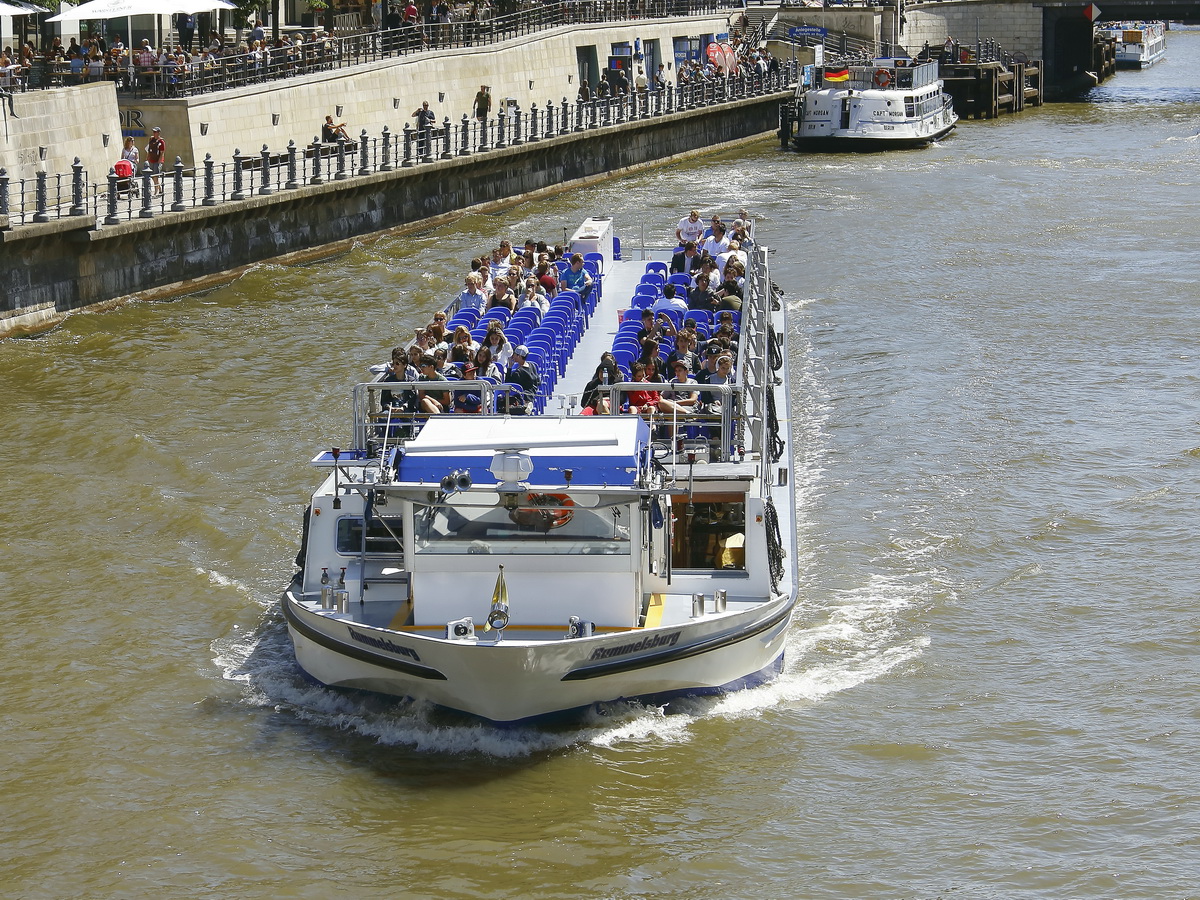 Fahrgastschiff MS Rummelsburg  der Stern- und Kreisschifffahrt GmbH auf der Spreein Richtung Berlin Dom kurz vor der Friedrichsbrücke in Berlin Mitte am 06. Juni 2018.