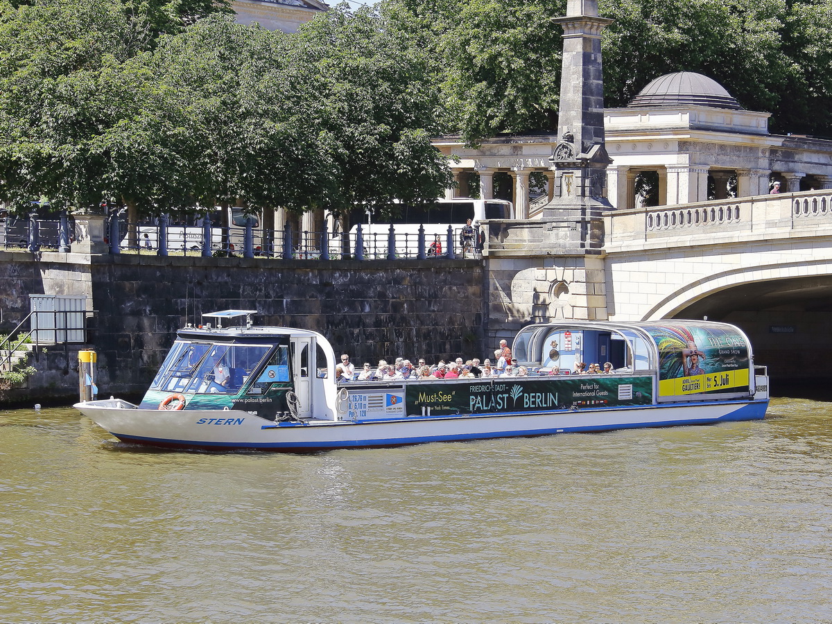 Fahrgastschiff MS Stern der Stern- und Kreisschifffahrt GmbH auf der Spree in Höhe der Friedrichsbrücke in Berlin Mitte am 06. Juni 2018.