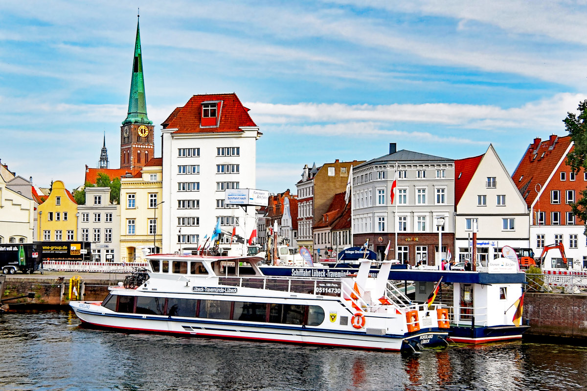 Fahrgastschiff NORDLAND am 18.8.2018 am Anleger bei der Drehbrücke in Lübeck