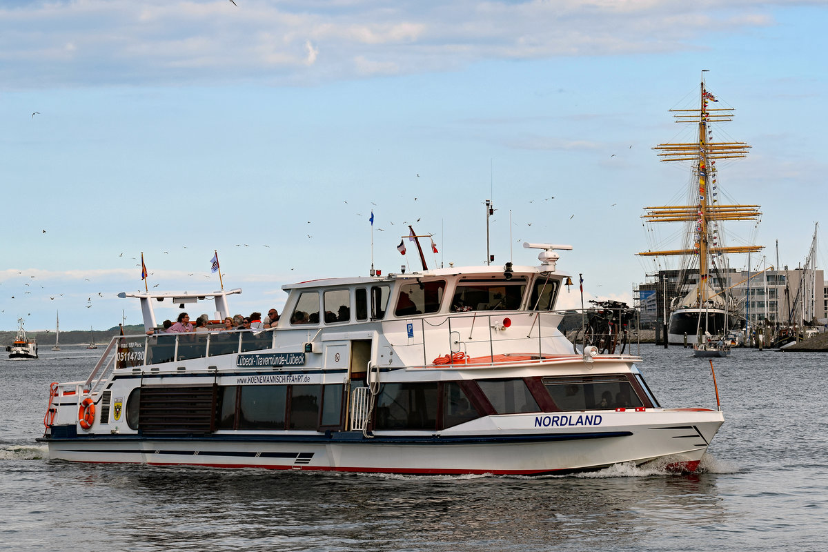 Fahrgastschiff NORDLAND (ENI 05114730) im Hafen von Lübeck-Travemünde. Rechts im Hintergrund ist die Viermastbark PASSAT erkennbar. Aufnahme vom 27.08.2017