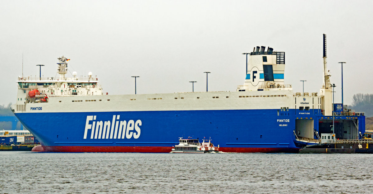 Fahrgastschiff NORDLAND passiert das Fährschiff FINNTIDE. Lübeck-Travemünde, 15.4.2018. Es wirkt im Vergleich zur Finnlines-Fähre verhältnismäßig klein.
