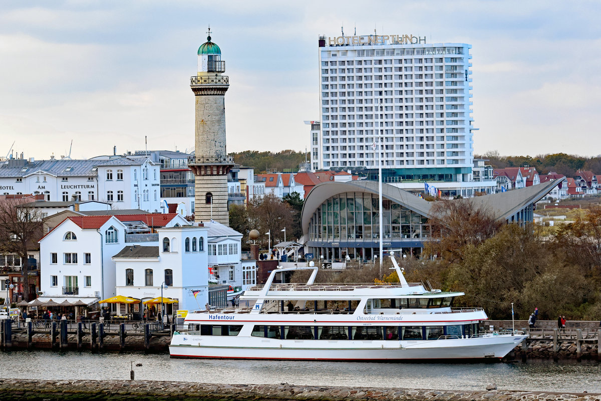 Fahrgastschiff OSTSEEBAD WARNEMÜNDE am 31.10.2018 in Rostock-Warnemünde