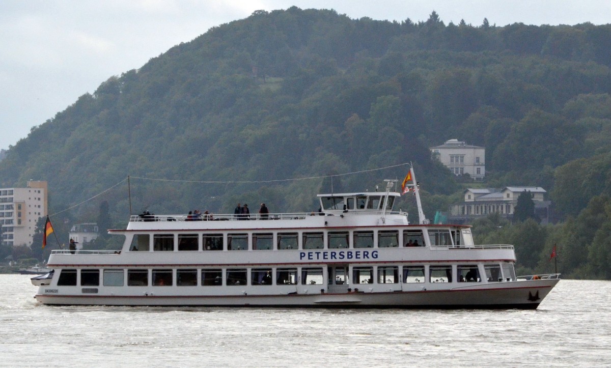 Fahrgastschiff  Petersberg  auf dem Rhein bei Bad Honnef am 22.09.2013.