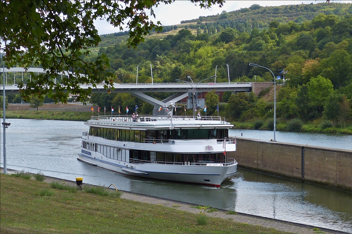 Fahrgastschiff  Princesse Marie Astrid , fährt in die Schleuse Grevenmacher ein. 24.08.2018