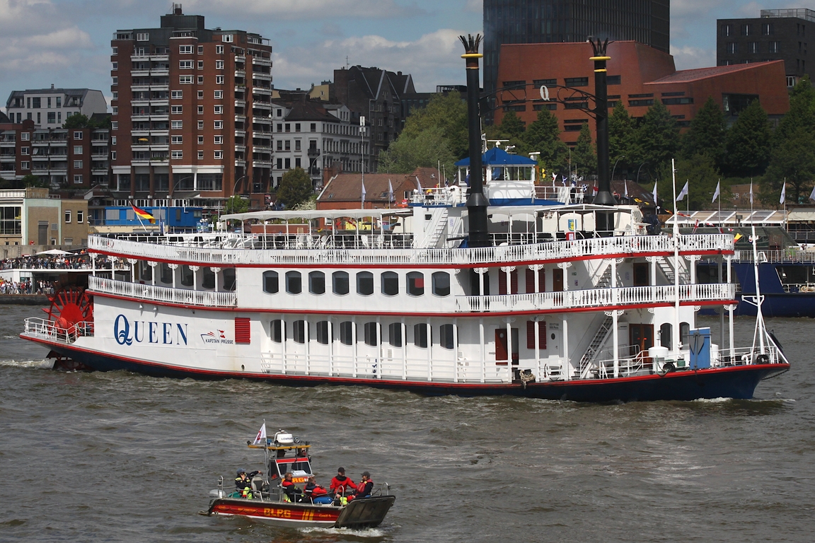 Fahrgastschiff QUEEN (ENI 02317987); Eigner/Betreiber: Reederei Kapit�n Pr�sse; Datum: 09.05.2026; Aufnahmeort: Elbe/Hafen Hamburg, Deutschland. Das Bild entstand anl�sslich des 837. Hafengeburtstags.