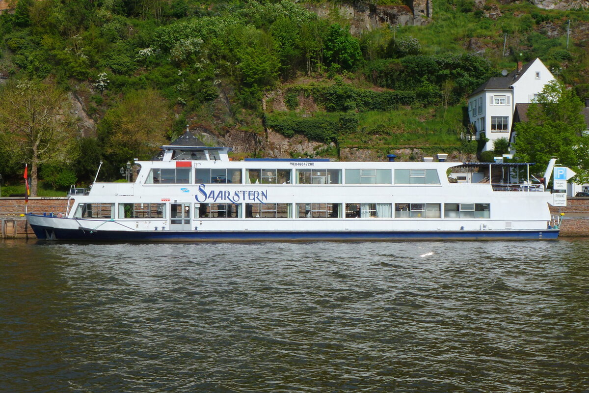 Fahrgastschiff SAARSTERN, Baujahr 1972, an der Liegestelle in Saarburg, 27.04.2022.