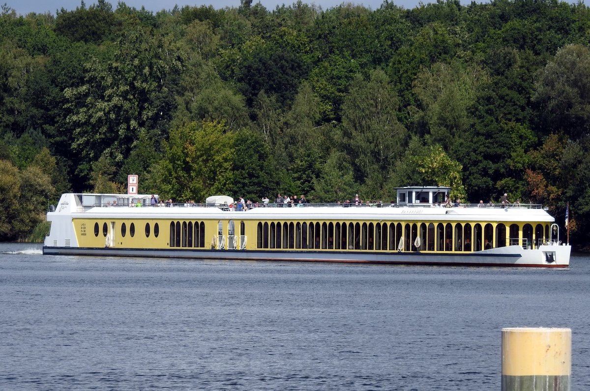 Fahrgastschiff Sanssouci Potsdam D auf dem Jungfernsee bei Potsdam, gesehen von der Maierei/Cecilienhof am 31.08.2018.