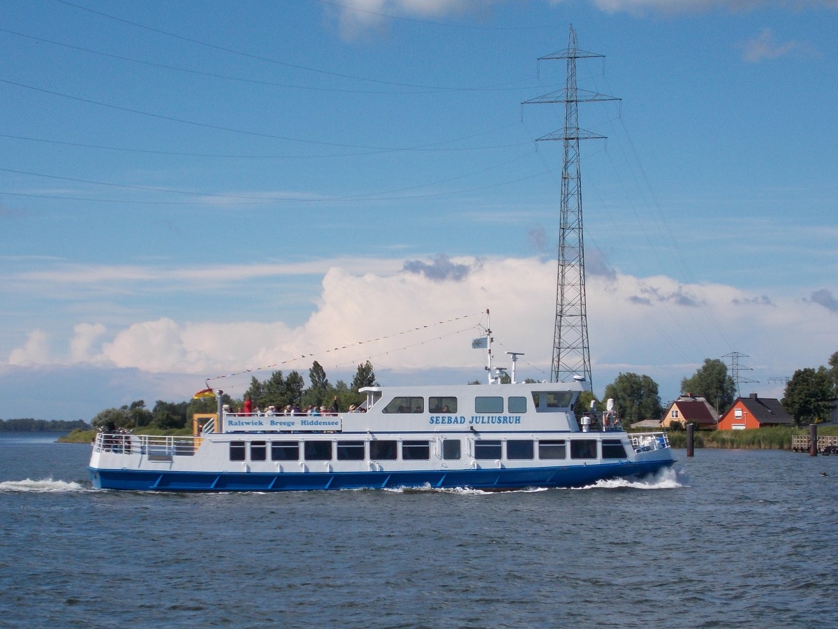 Fahrgastschiff  SEEBAD JULIUSRUH  unterwegs auf dem Breetzer Bodden,zwischen Fährhof und Wittower Fähre,zu seinem Heimathafen Breege am 25.Juni 2014.