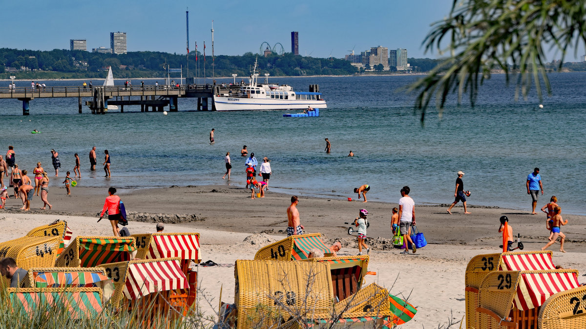 Fahrgastschiff SEELÖWE am 11.8.2019 an der Seebrücke Scharbeutz. Im Hintergrund ist Sierksdorf bzw. der Bereich beim  Hansapark  zu erkennen.