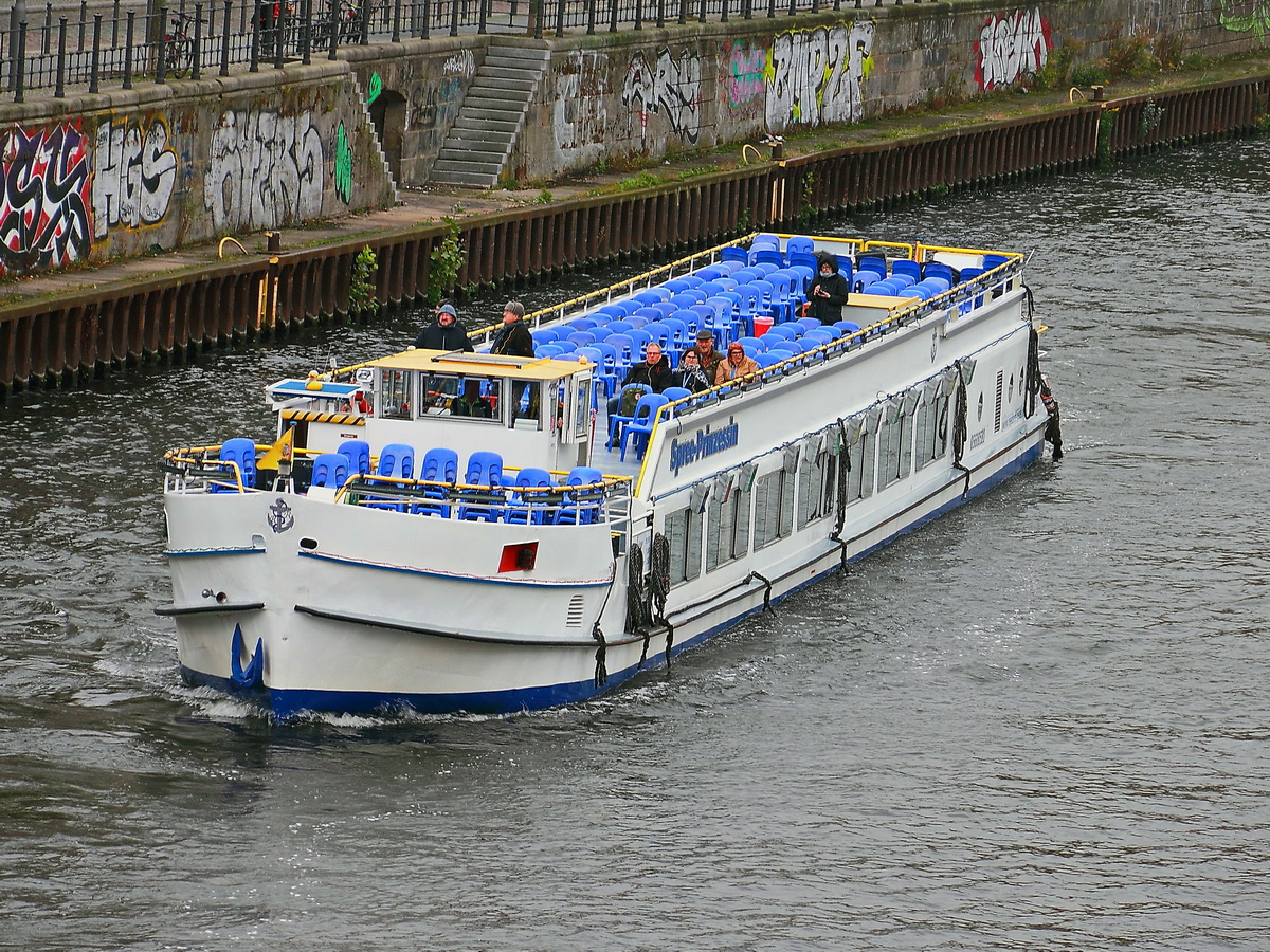 Fahrgastschiff  Spree Prinzessin  am Bahnhof Berlin Friedrichstrasse am 13. Juni 2016 auf der Spree.