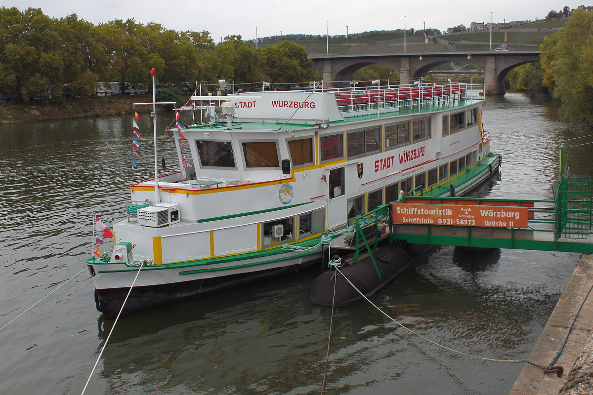 Fahrgastschiff STADT WÜRZBURG der Schiffstouristik Würzburg an der Anlegestelle am Kranenkai in Würzburg am 08.10.2020.