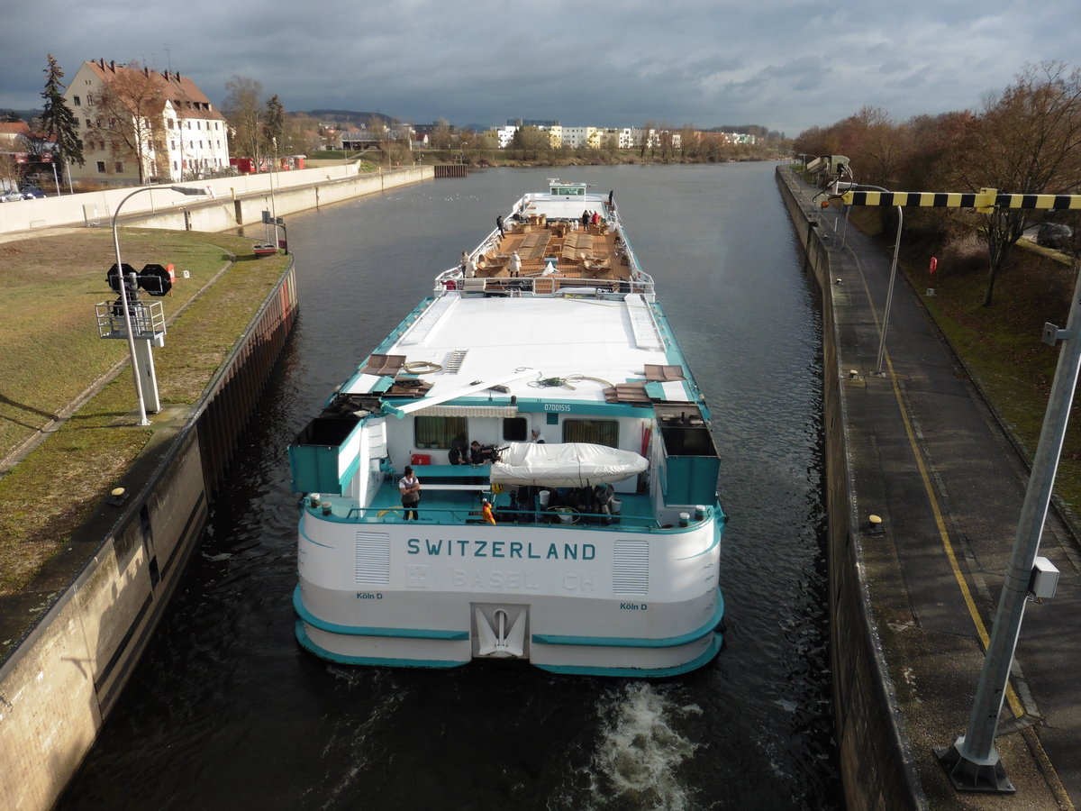 Fahrgastschiff Switzerland am 11.12.2018 in der Schleuse an der Donau in Regensburg.