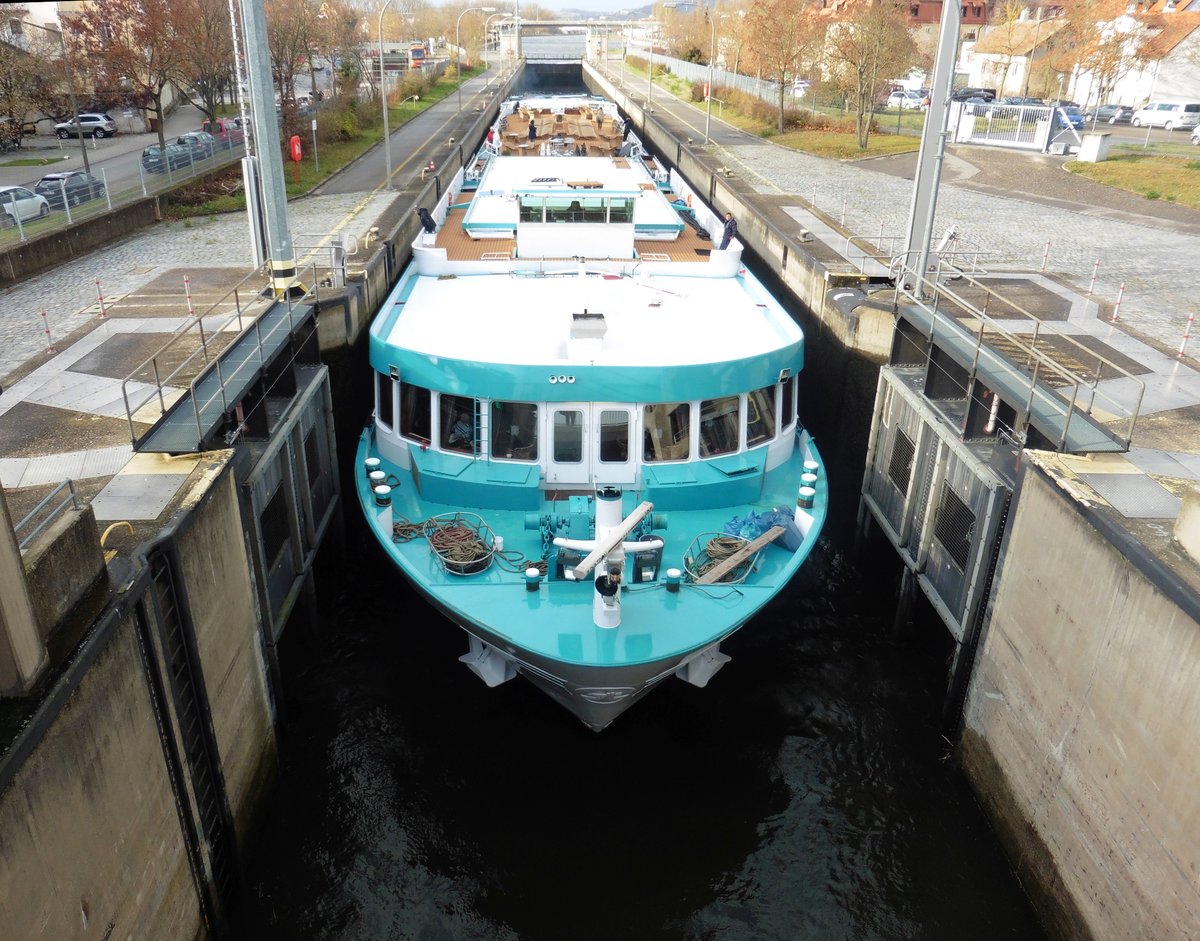Fahrgastschiff Switzerland am 11.12.2018 in der Schleuse an der Donau in Regensburg.