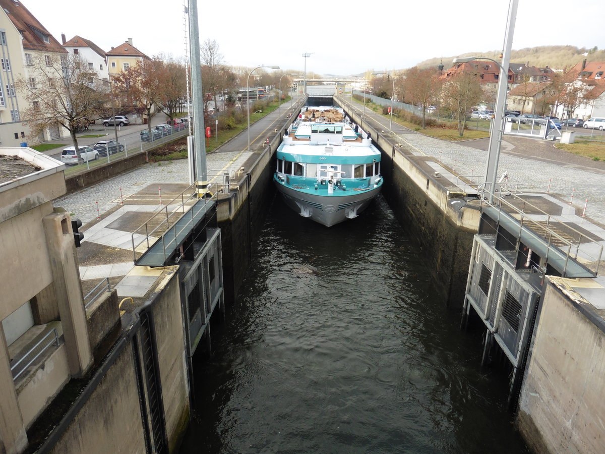 Fahrgastschiff Switzerland am 11.12.2018 in der Schleuse an der Donau in Regensburg.