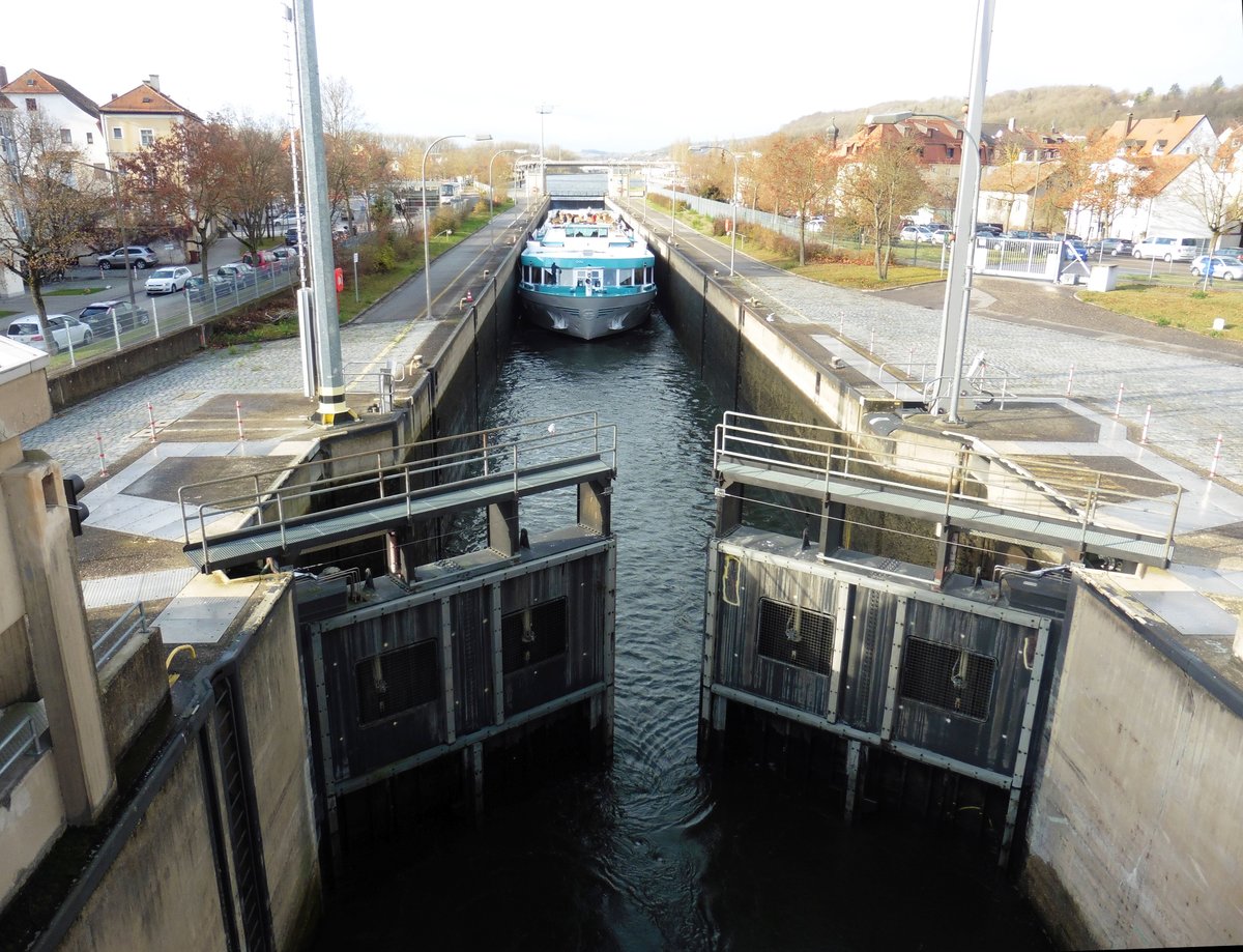 Fahrgastschiff Switzerland am 11.12.2018 in der Schleuse an der Donau in Regensburg.