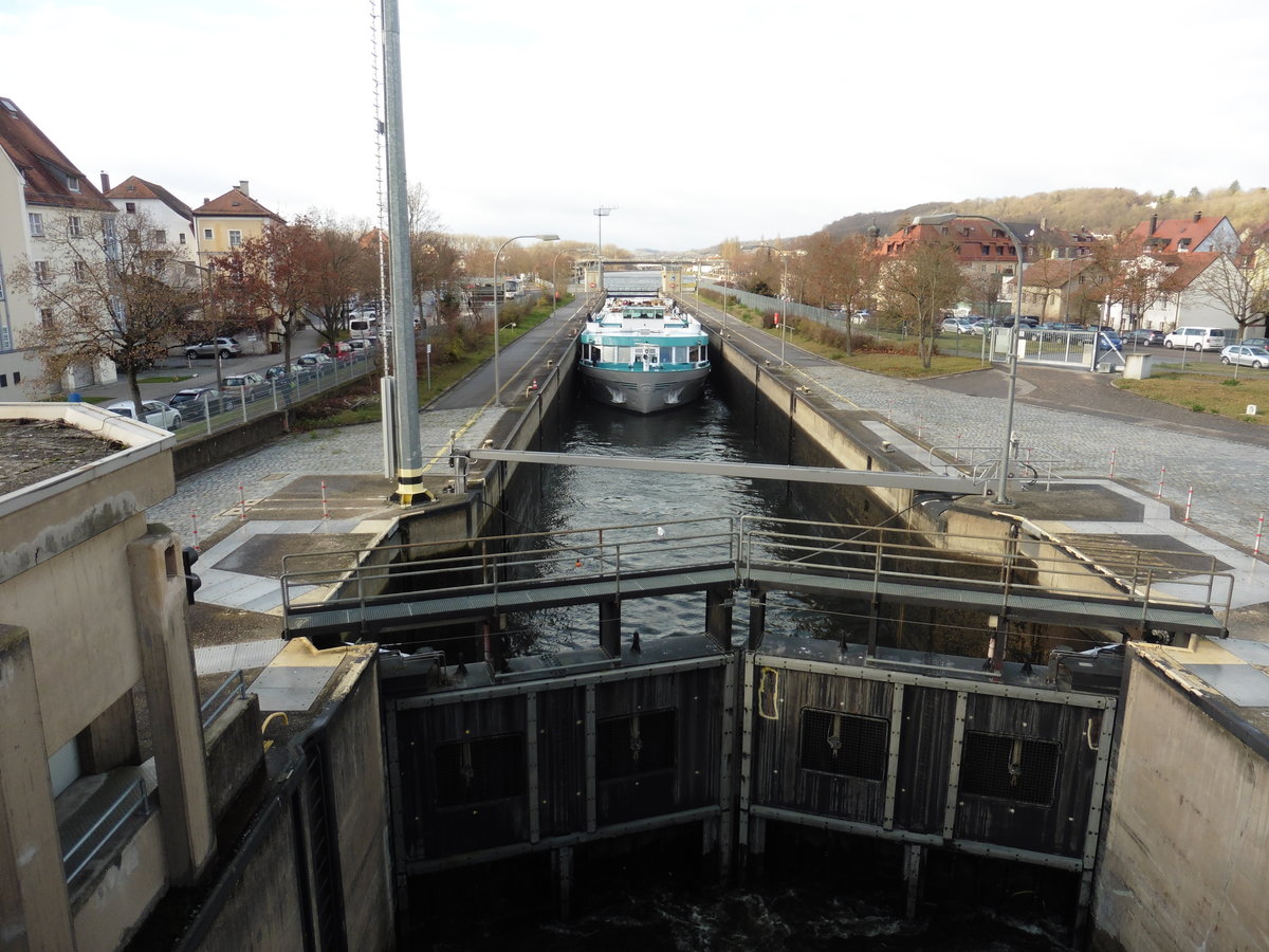 Fahrgastschiff Switzerland am 11.12.2018 in der Schleuse an der Donau in Regensburg.