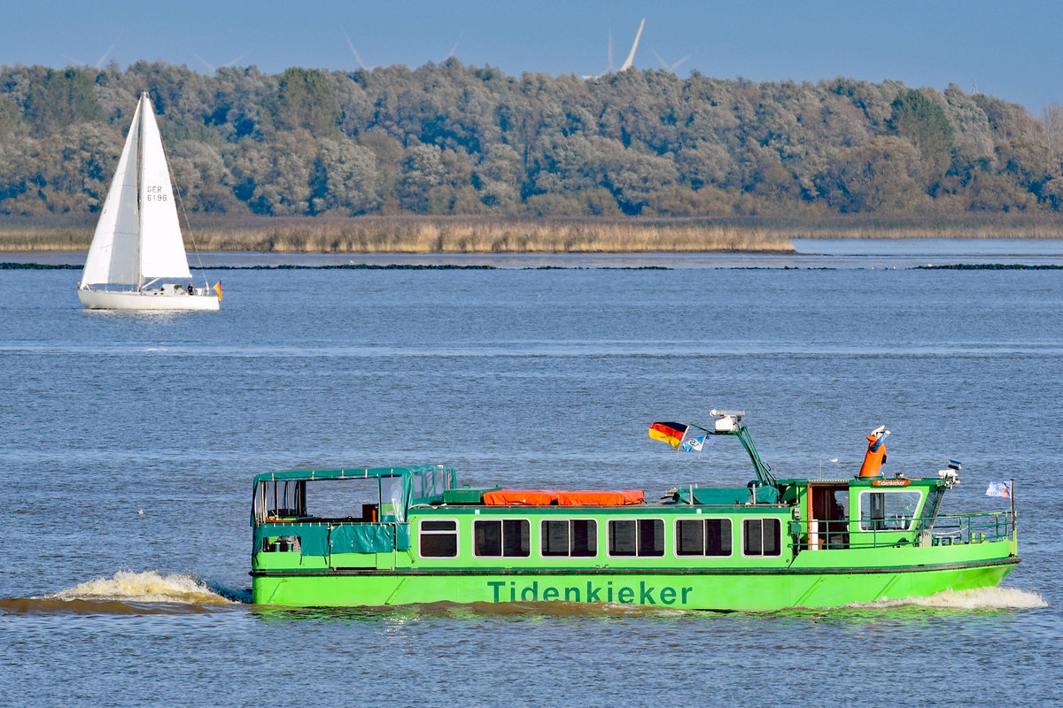 Fahrgastschiff TIEDENKIEKER auf der Elbe querab Krautsand. Oktober 2017