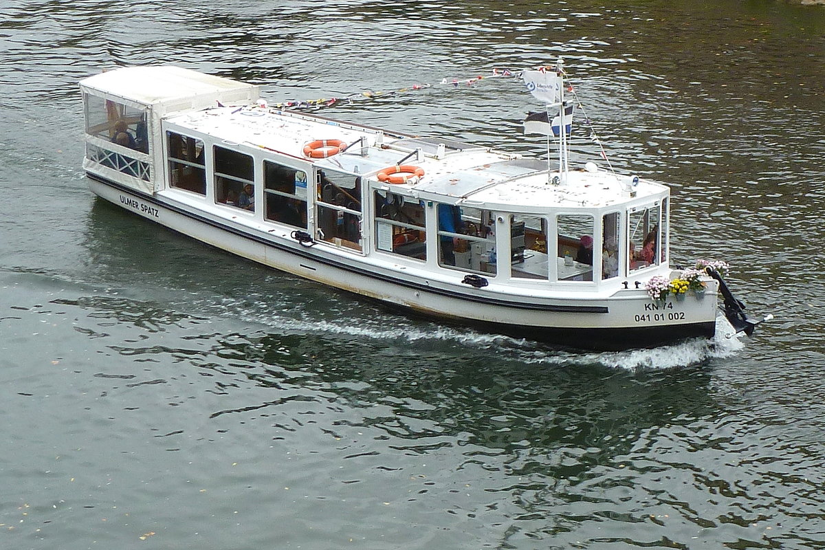 Fahrgastschiff  Ulmer Spatz  (KN74, 041 01 002) auf der Donau bei Ulm. Aufnahmedatum: 07.11.2019. 