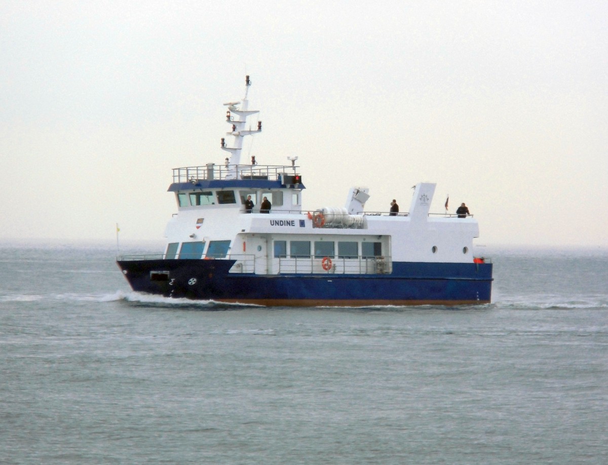 Fahrgastschiff  Undine  am 23.04.14 einlaufend Rostock Warnemünde.