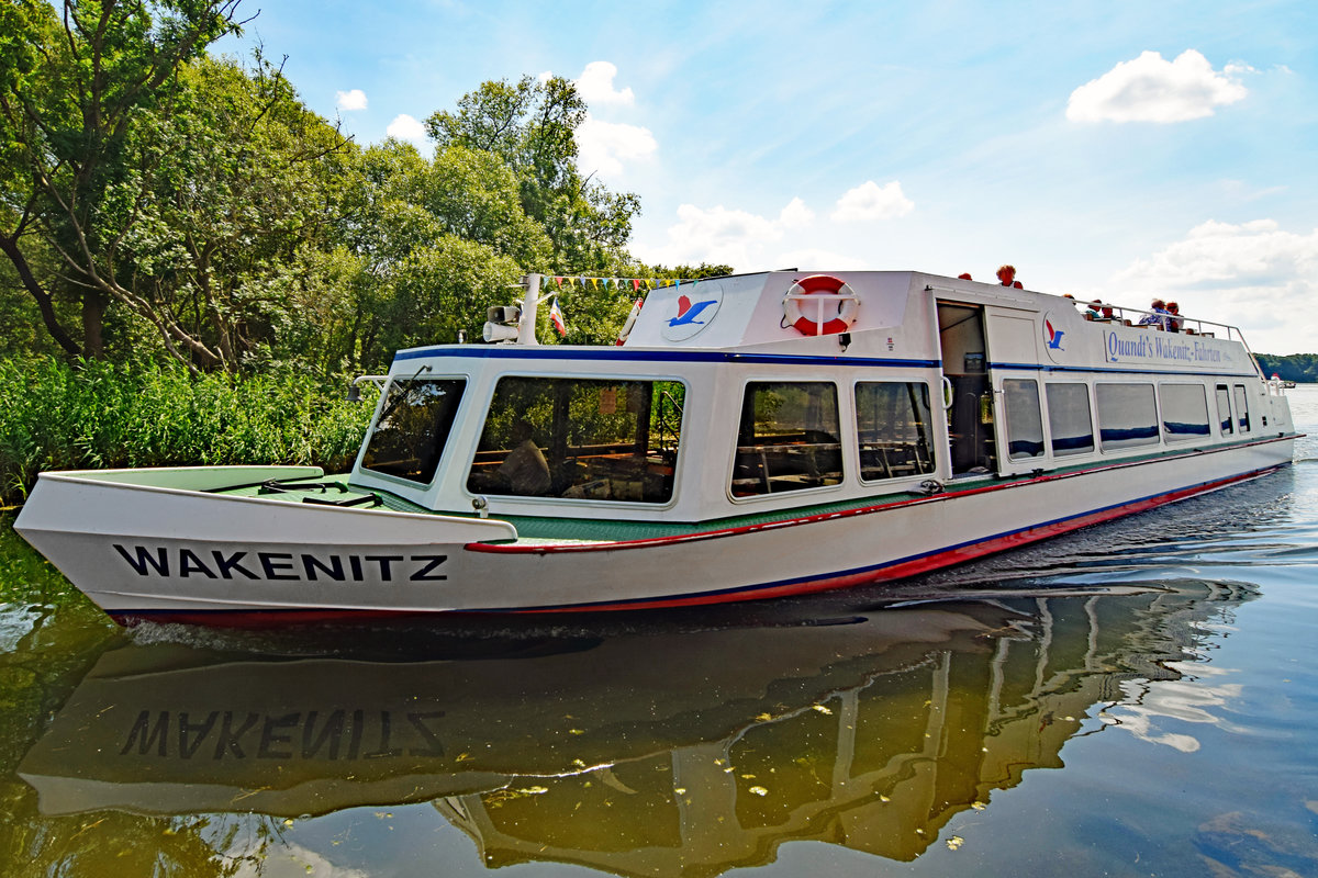 Fahrgastschiff WAKENITZ auf gleichnamigem Fluss bei Rothenhusen / Eingang Ratzeburger See. Aufnahme vom 18.07.2020