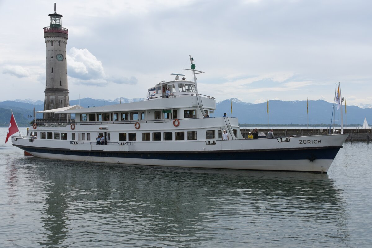 Fahrgastschiff ZÜRICH bei der Einfahrt in den Hafen von Lindau/Deutschland (07.05.2023)