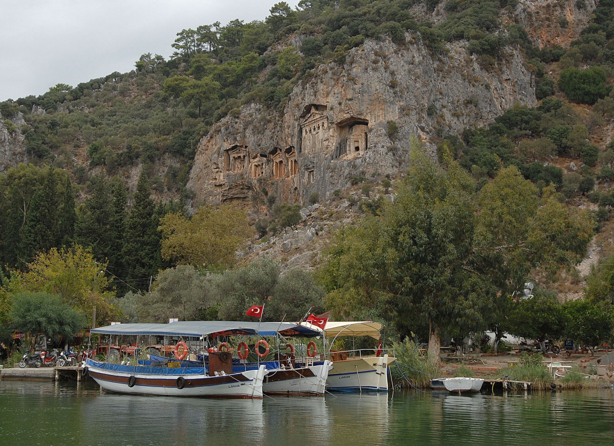 Fahrgastschiffe an den Felsengräbern im Dalyan-Delta. Aufnahme: Oktober 2010.