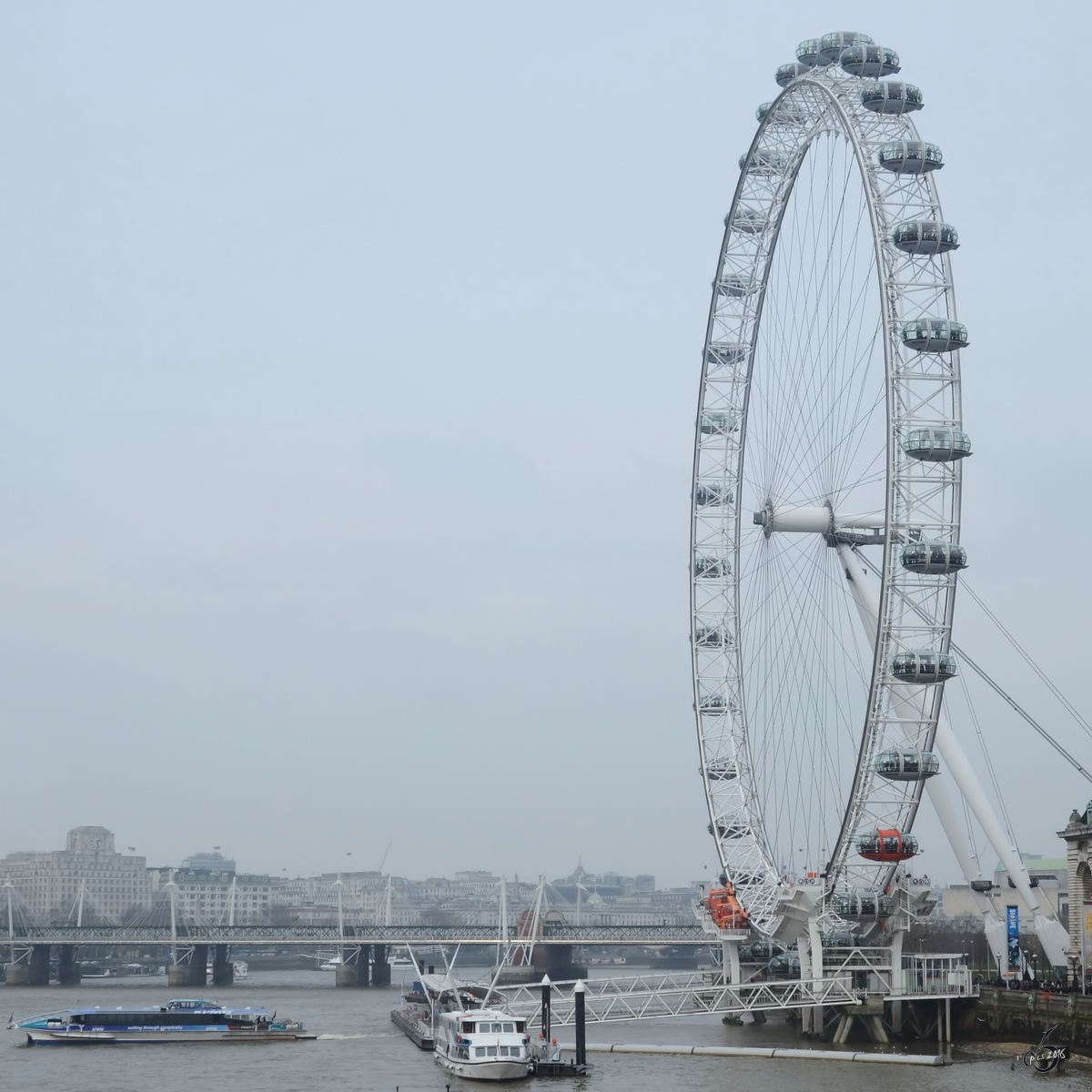 Fahrgastschiffe auf der Themse unter dem größten Riesenrad Europas. (London, März 2013)