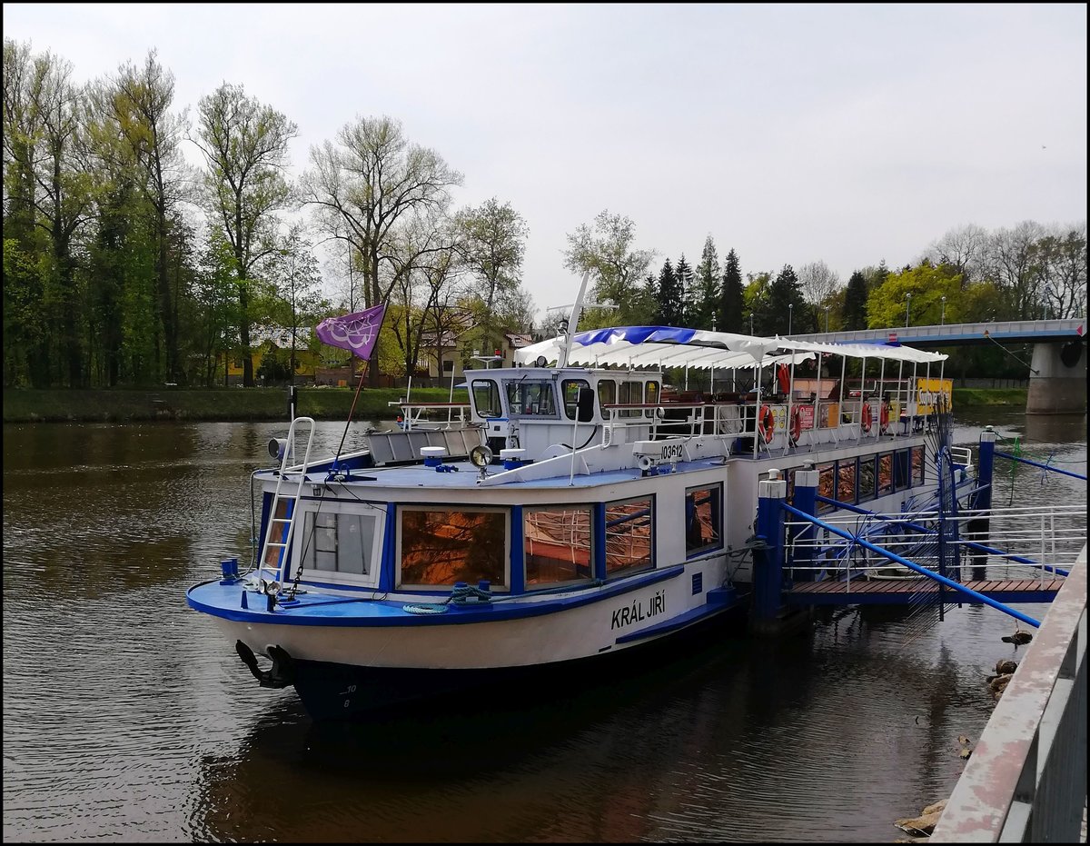 Fahrgastschiffe  Král Jiří  in Hafen Poděbrady auf der Labe (Elbe) am 24. 4. 2020.