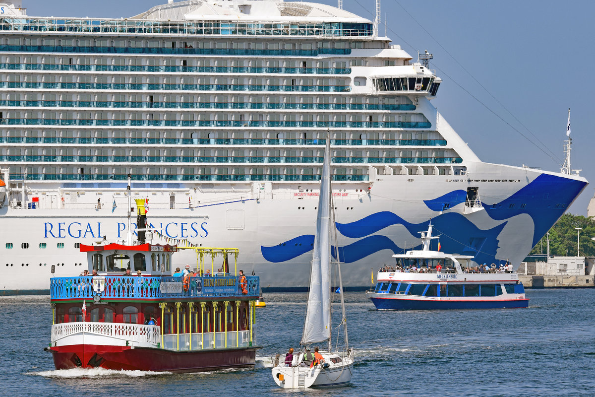 Fahrgastschiffe SCHNATERMANN und MECKLENBURG am 13.5.2018 im Hafen von Rostock-Warnemünde. Im Hintergrund das Kreuzfahrtschiff REGAL PRINCESS 