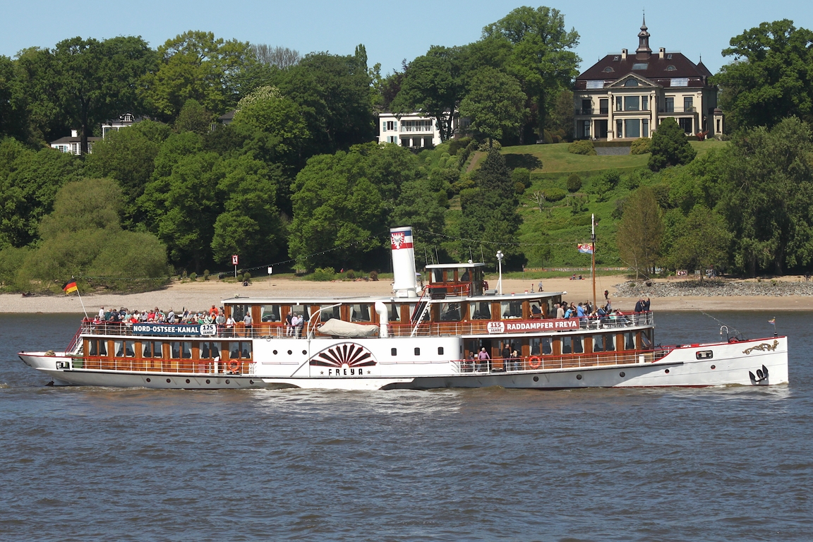  Fahrgastschiff/Raddampfer FREYA  (ENI 04800330); Eigner/Betreiber: Reederei Adler; Datum: 08.05.2026; Aufnahmeort: Elbe/Hafen Hamburg, Deutschland. Das Bild entstand anl�sslich der Einlaufparade zum 837. Hafengeburtstag.
