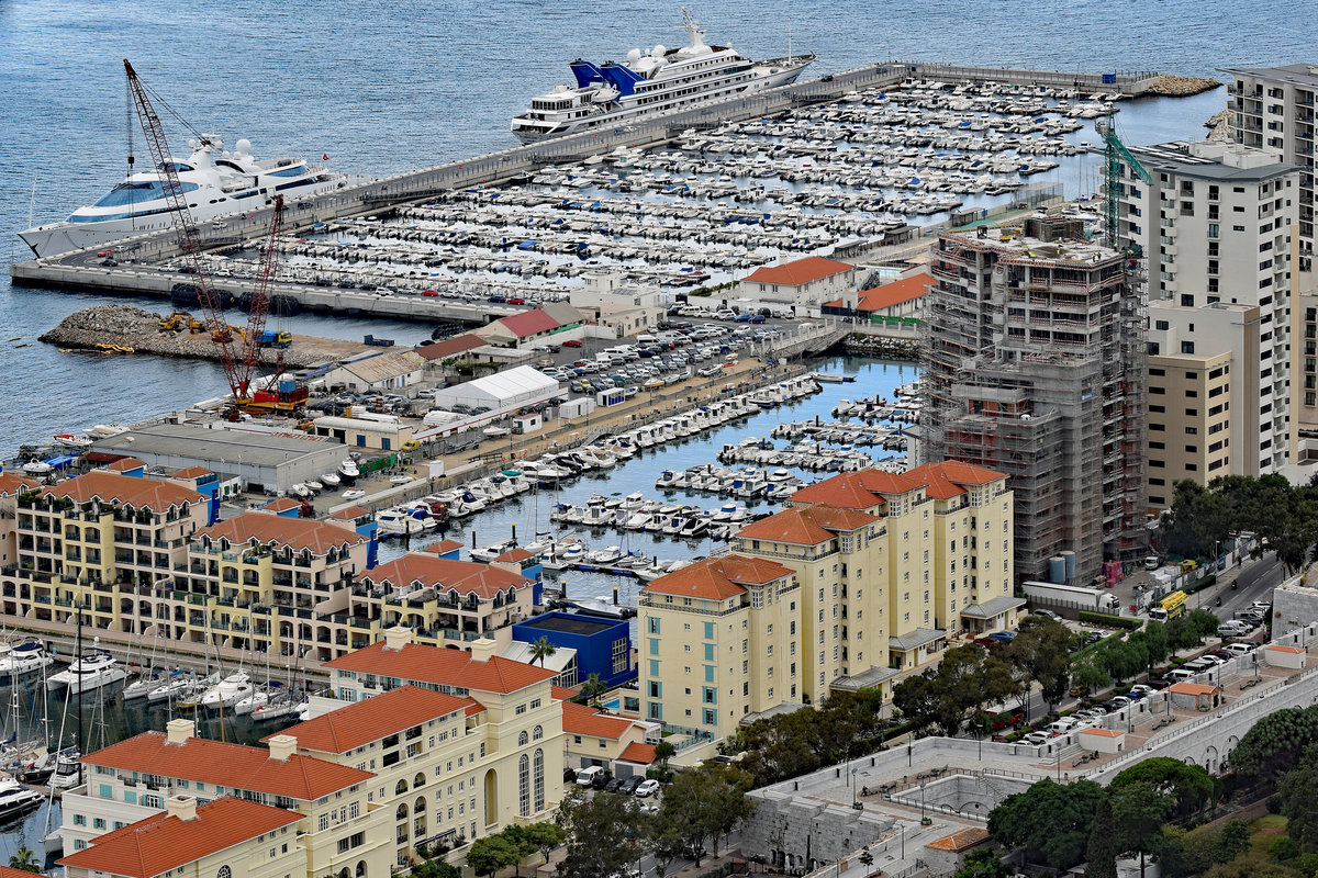 Fahrzeuge im Yachthafen bei Gibraltar - 4.11.2019