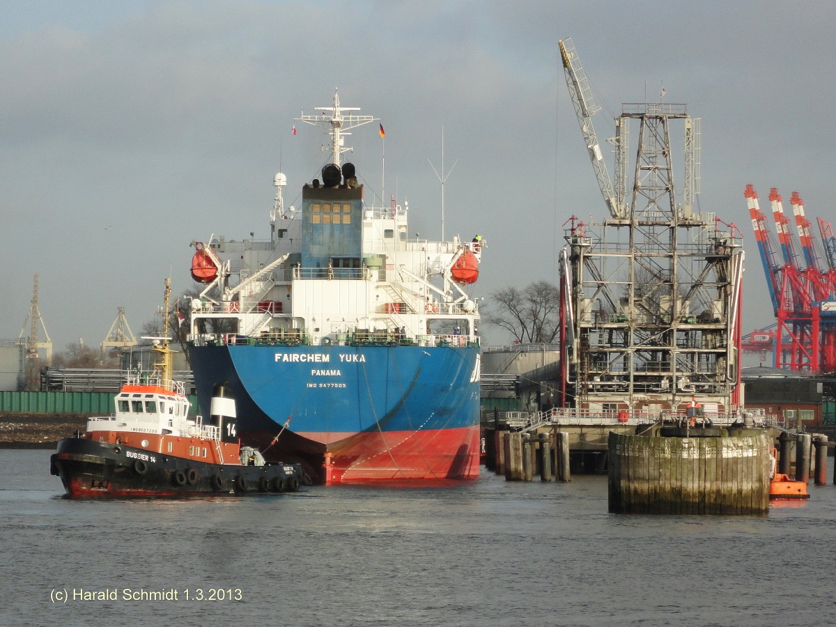 FAIRCHEM YUKA (IMO 9477505) am 1.3.2013, Hamburg, Ölpier im Köhlfleethafen, beim Ablegen assistiert von BUGSIER  14 /
Ex-Name: GOLDEN YUKA (bis 07.2011) /
Tankschiff / GT 11.655 /  Lüa 145,53 m, B 23,7 m, Tg 9,71 m / 1 Diesel, 6.150 kW, 8.362 PS, 14,3 kn / 2010 bei Usuki Shipbuilding, Japan / Eigner+Manager: Fairfield Chemical Carriers, Wilton, USA  / Flagge und Heimathafen: Panama /
