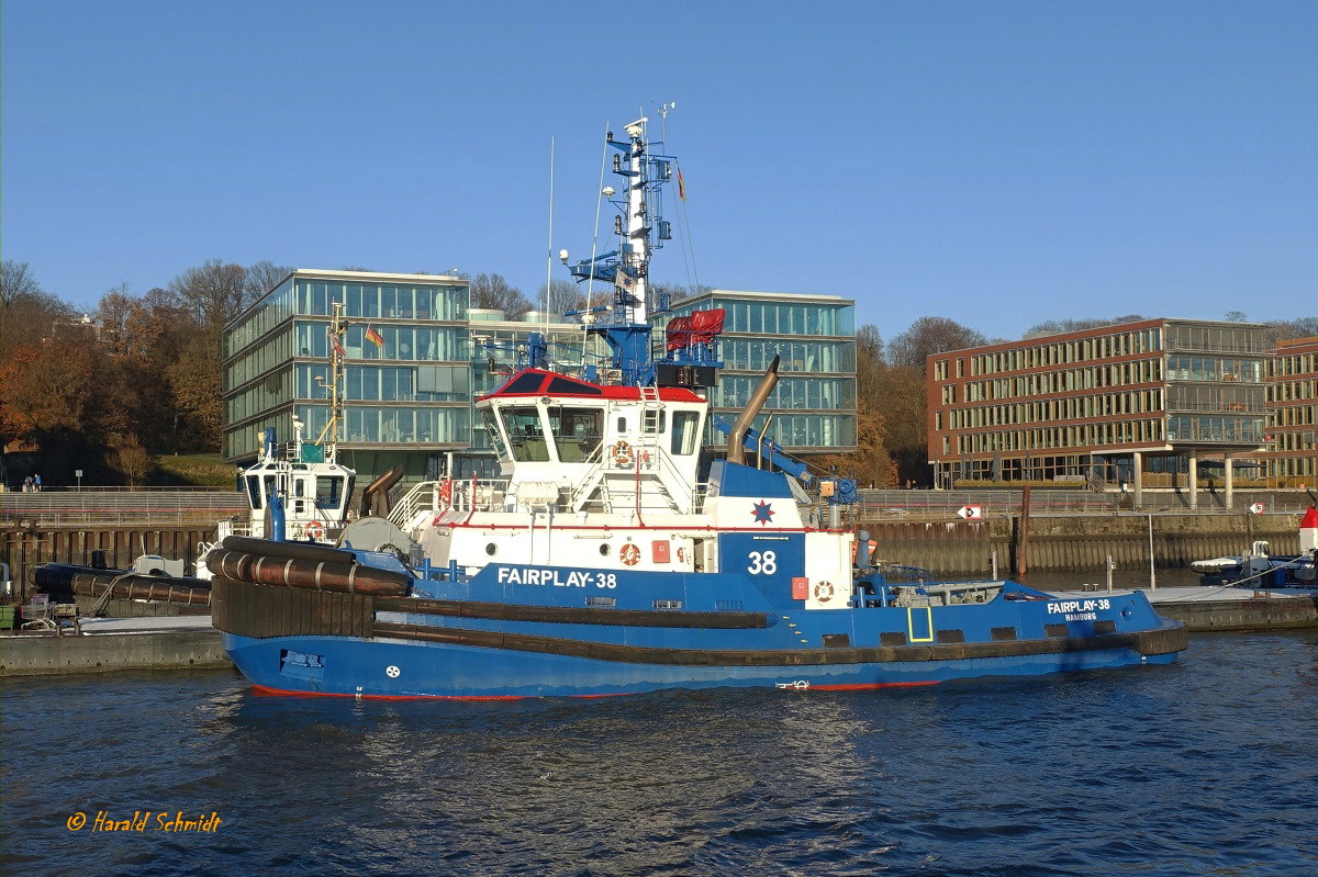 FAIRPLAY 38 (1)   (IMO 9429560) am 17.12.2022; Hamburg; Elbe, Schlepperstation Neumühlen / 
Ex BUGSIER 10 (3) umbenannt im September 2022
Schlepper / GT 485 / Lüa 33,10 m, B 12,6 m, Tg 6,1 m / 2 Wärtsilä-Diesel, Wärtsilä 8L 26B2, ges. 4800 kW, 6528 PS,  2 Rolls-Royce Ruder-Propeller in Kort-Düse, 14,2 kn, Pfahlzug 98 t / gebaut 2009 bei Sanmar, Türkei  / Eigner: Fairplay Towage, Manager: Bugsier Hamburg /
