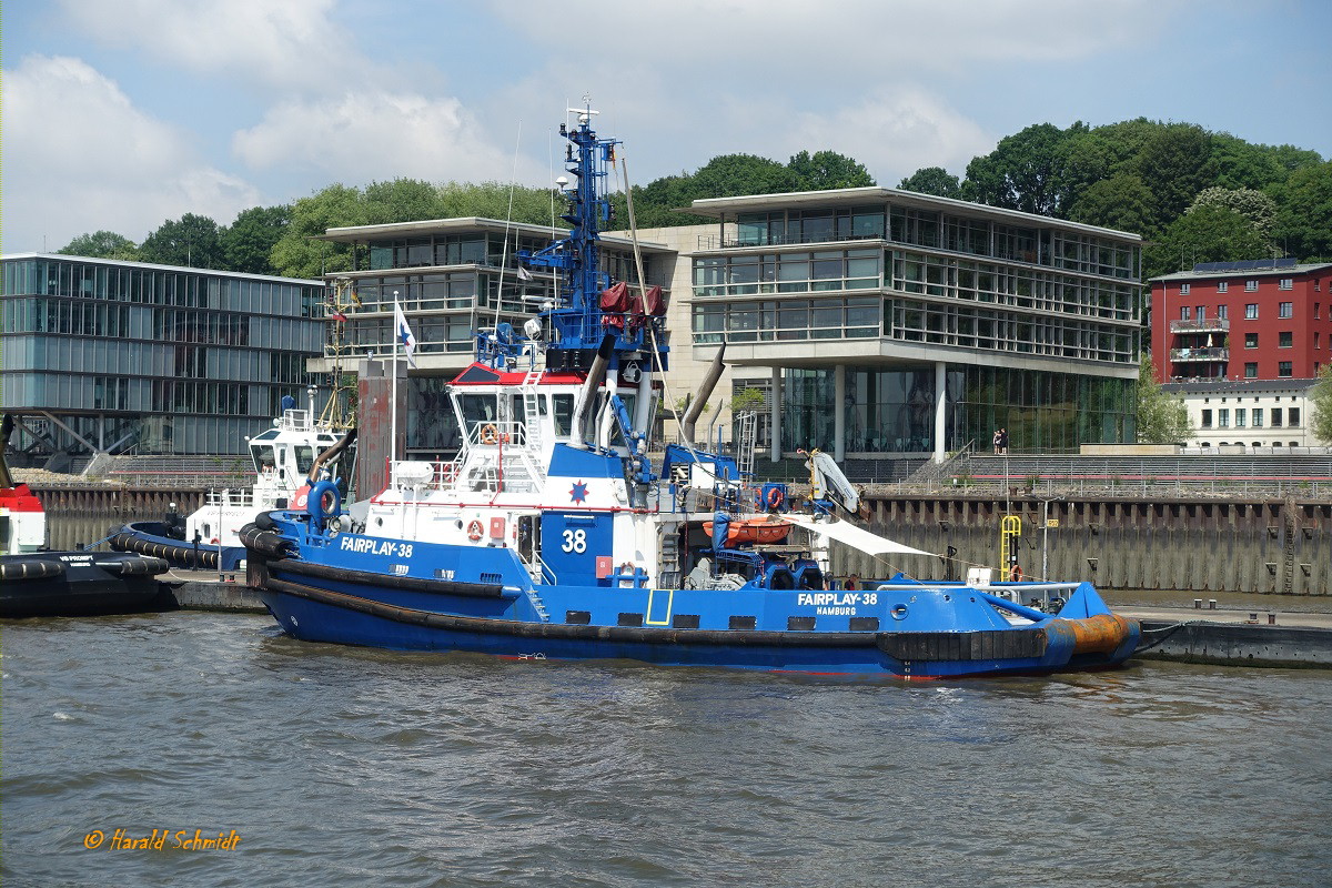 FAIRPLAY 38 (IMO 9429560) am 9.11.2018, Hamburg, Elbe, Schlepperstation Neumühlen /

ex BUGSIER 10 (3) /

Schlepper / GT 485 / Lüa 33,10 m, B 12,6 m, Tg 6,1 m / 1 Wärtsilä-Diesel, ges. 4800 kW, 6528 PS,  2 Rolls-Royce Ruder-Propeller in Kort-Düse, 14,2 kn, Pfahlzug 98 t / Reederei: Bugsier Hamburg / gebaut 2009 by Sanmar, Türkei /
