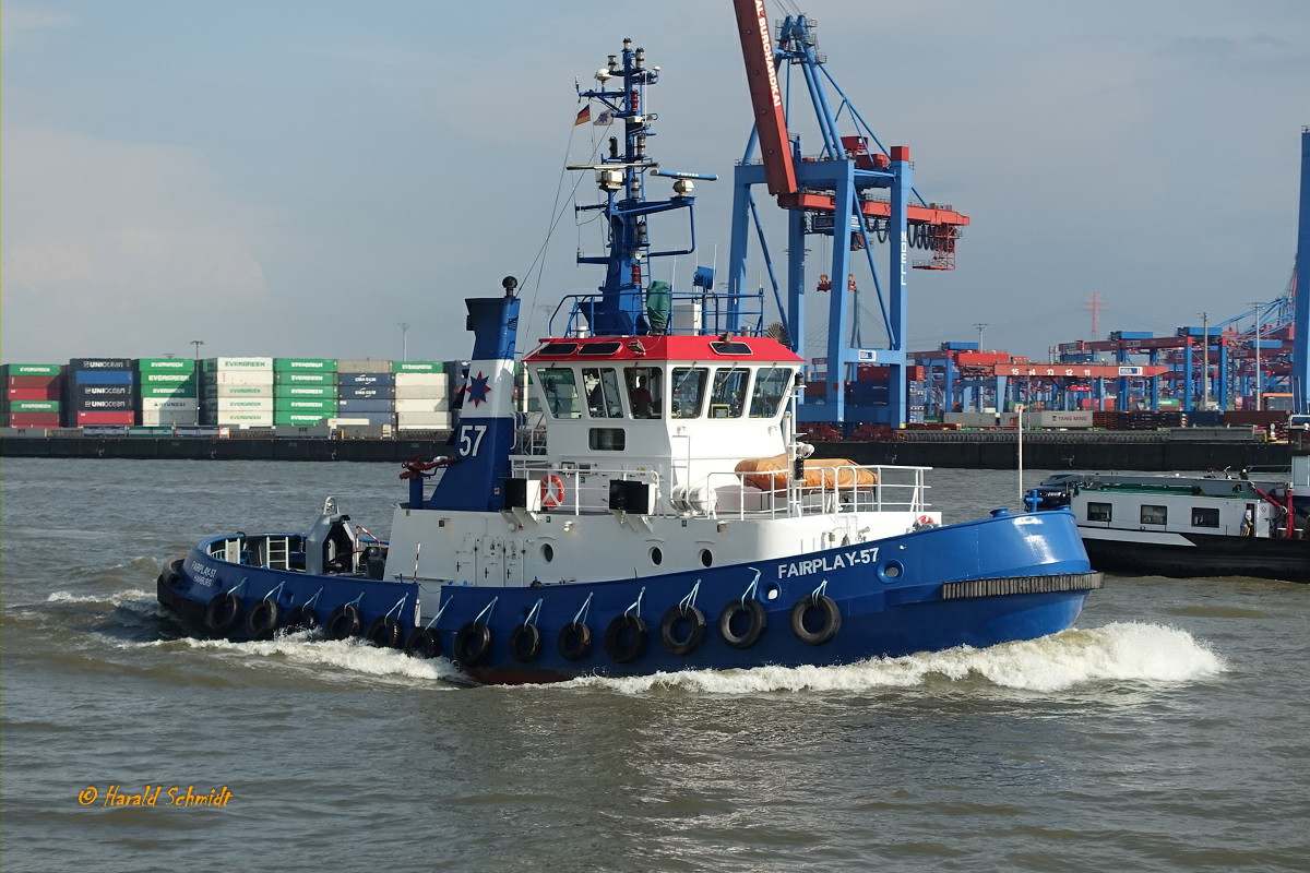 Fairplay 57 (IMO 9036246) am 22.2.2021, Hamburg, Elbe Höhe Neumühlen /

ex BUGSIER 18 (2)
Schlepper (Voith-Schneider Tractor) / BRZ  240 / Lüa 28,3 m, B 9,0 m, Tg 4,6 m / 2 Deutz-Diesel, SBV 6 M 628, ges. 2250 kW, 3060 PS, 2 Voith-Propeller, 26 G II / 165, 12 kn, Pfahlzug 31 t / gebaut 1992 bei P + S Werften, Wolgast /
