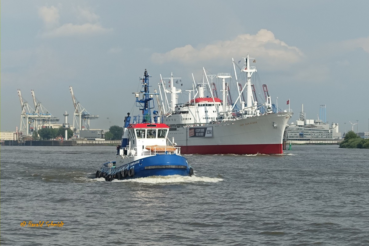 FAIRPLAY 57 (IMO 9036246) und CAP SAN DIEGO (IMO 5060794) am 17.6.2023 Sundowner-Fahrt auf der Elbe – Hamburg-Stade und zurück, Hamburg, Elbe Höhe Neumühlen /
Ex-Namen: Sangria (1986), San Diego (1982), Cap San Diego (1962) / Stiftung Hamburger Admiralität, Hamburg / 

Stückgutfrachter (Museumsschiff)  /  gebaut 1962 bei Deutsche Werft Hamburg,  Nr. 785 / BRZ 9.998 / Lüa. 159,4m, B 21,4m, Tg. 8,4m / 1 MAN 9-Zyl. 2-Takt Diesel, 8.569 kW (11.643 PS), 19 kn /  12 Pass. /
