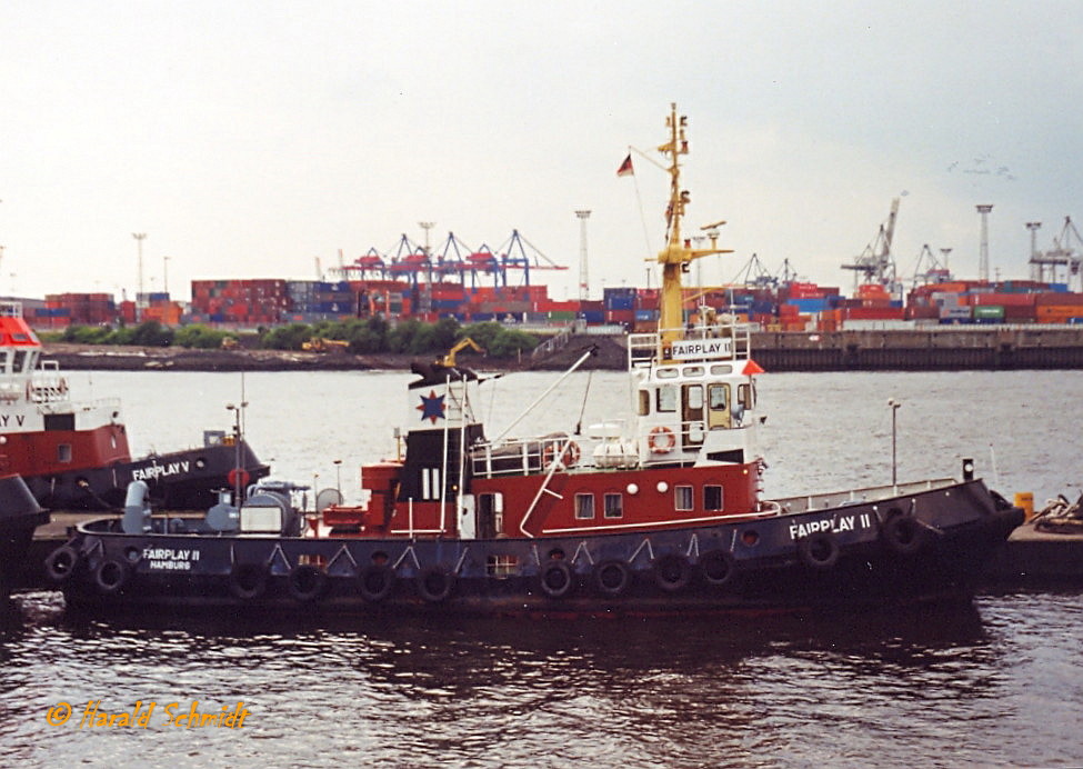 FAIRPLAY II (3) (IMO 7407817) im Frühjahr 1999, Hamburg, Elbe Schlepperponton Neumühlen  (Scan vom Foto) /
Schottel-Tractor-Schlepper / GRT 179 / Lüa 26,45 m, B 8,8 m, Tg 5,2 m / 2 Diesel, D der eutz SBA 6 M 528, ges. 2595 kW, 3528 PS, 3480 BHP, 2 Schottel Ruder-Propeller, SRP 501/505 in Kort-Düse, 11,6 kn, Pfahlzug 28 t / 1974 gebaut  bei Sieghold, Bremerhaven /