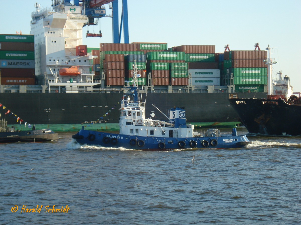 FAIRPLAY II (3) (IMO 7407817) am 9.5.2008 (Hafengeburtstag), Hamburg, Elbe Höhe Athabaskakai /
Unter der Schornsteinmarke der BBB – B im Zahnrad - (ursprünglich VEB Bagger-, Bugsier- und Bergungsreederei Rostock), seit 1993 BBB Schlepp- und Hafendienste GmbH (ein Betriebsteil der Fairplay Schleppdampfschiffs-Reederei Richard Borchard GmbH, Hamburg)  /
Schottel-Tractor-Schlepper / GRT 179 / Lüa 26,45 m, B 8,8 m, Tg 5,2 m / 2 Diesel, D der eutz SBA 6 M 528, ges. 2595 kW, 3528 PS, 3480 BHP, 2 Schottel Ruder-Propeller, SRP 501/505 in Kort-Düse, 11,6 kn, Pfahlzug 28 t / 1974 gebaut  bei Sieghold, Bremerhaven /