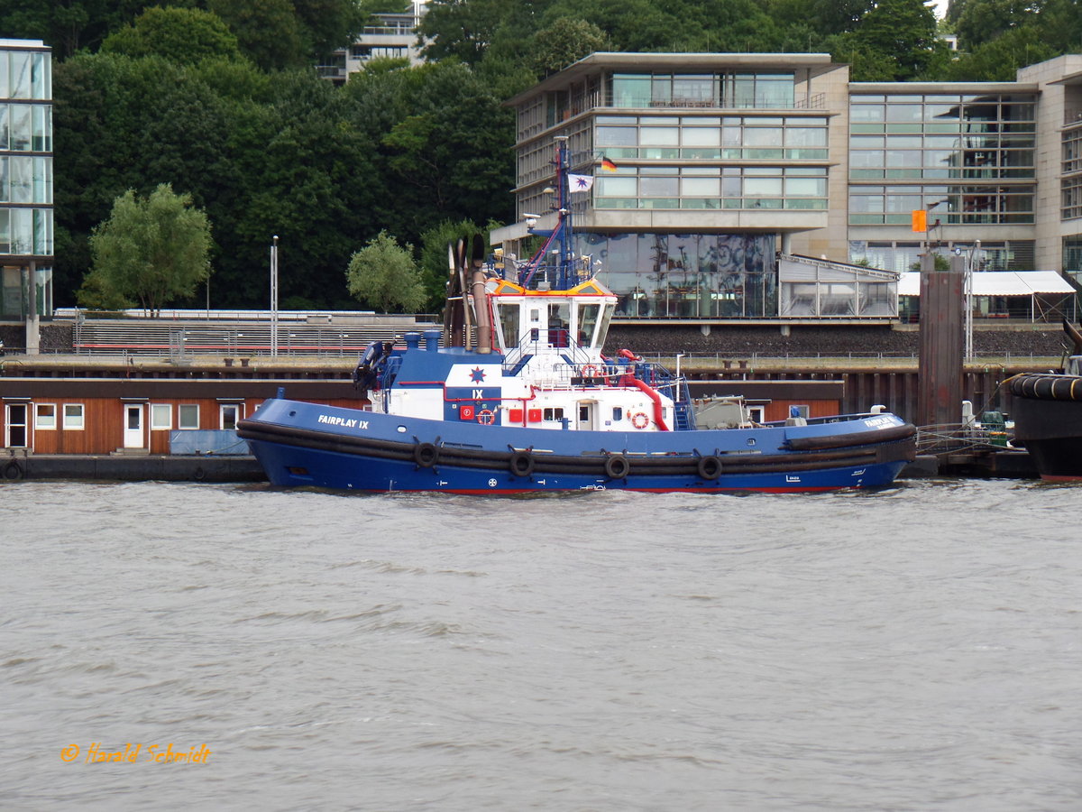 FAIRPLAY IX (3) (IMO 9725093) am 22.6.2018, Hamburg, Elbe, Schlepperponton Neumühlen /
Tractor Hybrid Schlepper für Hafen Assistenz und Küsten Verschleppungen und Bergungen  / BRZ 494 / Lüa 29,67 m, B 13,5 m, Tg 6,3 m / Hauptmaschinen: 2 Diesel, MTU 16V4000M63L, je 2240 kWe (3045 PS), 1 Diesel MTU 16V4000M23F, 1460kWe (1986 PS),  Gesamtantriebsleistung: 2x2240 kW + 2x 600 kW elektr. Antrieb, 2 Schottel SRP 4000FP, 12,5 kn, Pfahlzug 90 t / gebaut  05.2015 bei Astilleros Armon Navia, Spanien / 
