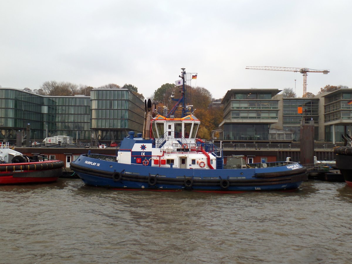 FAIRPLAY IX (3) (IMO 9725093) am 9.11.2018, Hamburg, Elbe, Schlepperponton Neumühlen /
Tractor Hybrid Schlepper für Hafen Assistenz und Küsten Verschleppungen und Bergungen  / BRZ 494 / Lüa 29,67 m, B 13,5 m, Tg 6,3 m / Hauptmaschinen: 2 Diesel, MTU 16V4000M63L, je 2240 kWe (3045 PS), 1 Diesel MTU 16V4000M23F, 1460kWe (1986 PS),  Gesamtantriebsleistung: 2x2240 kW + 2x 600 kW elektr. Antrieb, 2 Schottel SRP 4000FP, 12,5 kn, Pfahlzug 90 t / gebaut  05.2015 bei Astilleros Armon Navia, Spanien / 
