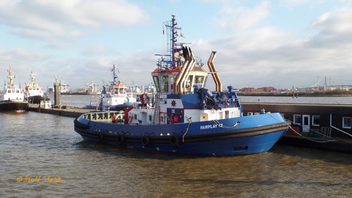 FAIRPLAY IX (IMO 9725093) am 11.3.2016, Hamburg, Elbe, Schlepperponton Neumühlen /
Tractor Hybrid Schlepper für Hafen Assistenz und Küsten Verschleppungen und Bergungen  / BRZ 494 / Lüa 29,67 m, B 13,5 m, Tg 6,3 m / Hauptmaschinen: 2 Diesel, MTU 16V4000M63L, je 2240 kWe (3045 PS), 1 Diesel MTU 16V4000M23F, 1460kWe (1986 PS),  Gesamtantriebsleistung: 2x2240 kW + 2x 600 kW elektr. Antrieb, 2 Schottel SRP 4000FP, 12,5 kn, Pfahlzug 90 t / gebaut  05.2015 bei Astilleros Armon Navia, Spanien / der Schlepper erfüllt die TIER II-Norm  / 
