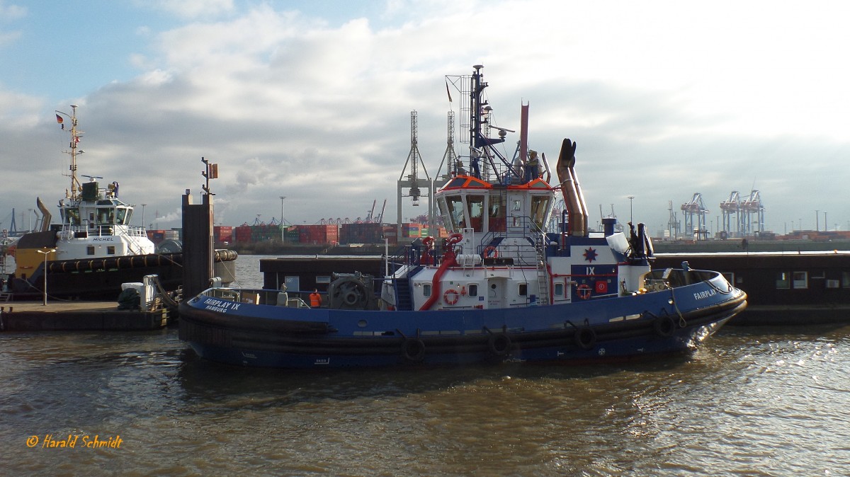 FAIRPLAY IX (IMO 9725093) am 11.3.2016, Hamburg, Elbe, Schlepperponton Neumühlen /
Tractor Hybrid Schlepper für Hafen Assistenz und Küsten Verschleppungen und Bergungen  / BRZ 494 / Lüa 29,67 m, B 13,5 m, Tg 6,3 m / Hauptmaschinen: 2 Diesel, MTU 16V4000M63L, je 2240 kWe (3045 PS), 1 Diesel MTU 16V4000M23F, 1460kWe (1986 PS),  Gesamtantriebsleistung: 2x2240 kW + 2x 600 kW elektr. Antrieb, 2 Schottel SRP 4000FP, 12,5 kn, Pfahlzug 90 t / gebaut  05.2015 bei Astilleros Armon Navia, Spanien / der Schlepper erfüllt die TIER II-Norm  / 
