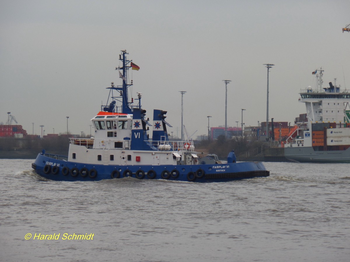 FAIRPLAY VI (3) (IMO 9032185) am 26.2.2014, Hamburg, Elbe Höhe Neumühlen /
Schottel ASD Tug / BRZ 225 / Lüa 27,96 m, B 9,1 m, Tg 5,25 m / 2 Diesel, Deutz, ges. 2280 kW (3100 PS), 2 Schottel Ruderpropeller SRP 1010 in Kort Düse, 11,5 kn, Pfahlzug: 41 t / gebaut 1992 bei Mützelfeld Werft, Cuxhaven /
