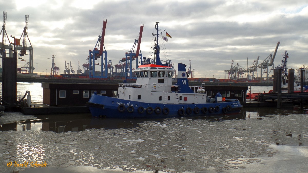 FAIRPLAY VI (3) (IMO 9032185) am 9.1.2016, Hamburg, Elbe Schlepperponton Neumühlen /

Schottel ASD Tug / BRZ 225 / Lüa 27,96 m, B 9,1 m, Tg 5,25 m / 2 Diesel, Deutz, ges. 2280 kW (3100 PS), 2 Schottel Ruderpropeller SRP 1010 in Kort Düse, 11,5 kn, Pfahlzug: 41 t / gebaut 1992 bei Mützelfeld Werft, Cuxhaven /
