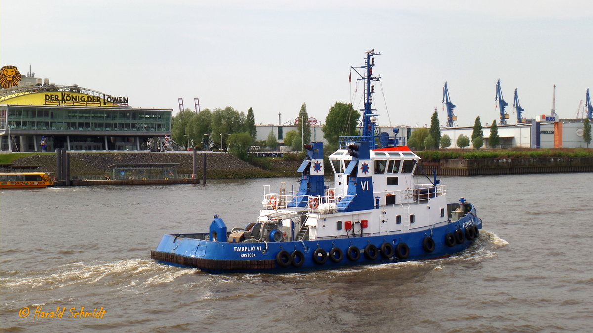 FAIRPLAY VI (3) (IMO 9032185) am 23.5.2017, Hamburg, Elbe Höhe Überseebrücke /

Schottel ASD Tug / BRZ 225 / Lüa 27,96 m, B 9,1 m, Tg 5,25 m / 2 Diesel, Deutz, ges. 2280 kW (3100 PS), 2 Schottel Ruderpropeller SRP 1010 in Kort Düse, 11,5 kn, Pfahlzug: 41 t / gebaut 1992 bei Mützelfeld Werft, Cuxhaven /
