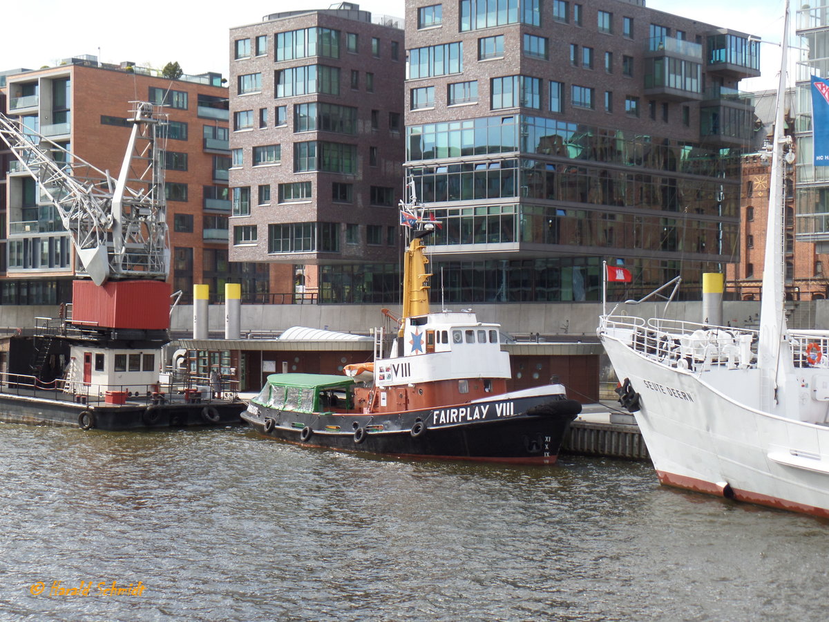 FAIRPLAY VIII (2) (1962) am 3.5.2016, Hamburg, Museumshafen Hafencity /

Schlepper einer 6-er-Serie / BRT 98 / Lüa 24,5 m, B 7,2 m, Tg 3,4 m / 1 MAN 7-Zyl.-Vtk. Diesel, 600 PS, 1 Festpropeller in Kortdüsenruder, 11,5 kn, Pfahlzug 12 t  /1962 bei Th. Buschmann, Hamburg / Einsatz in Hamburg, zuletzt in Stralsund, am 3.Juli 2009 Übergabe an die Stiftung Hamburg Maritim,   seitdem Liegeplatz im Sandtorhafen als Museumsschiff, unternimmt Gästefahrten /
