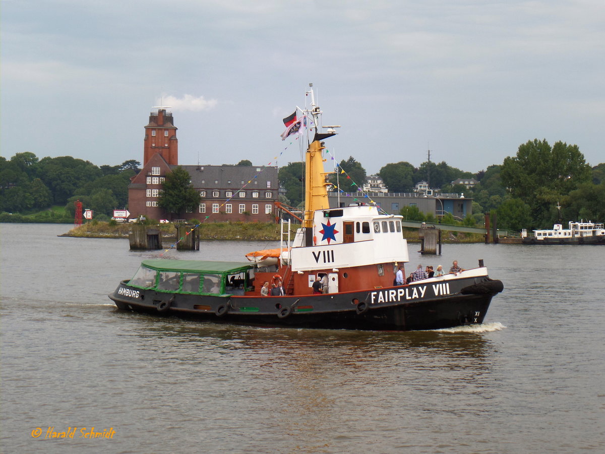 FAIRPLAY VIII (2) (1962) am 2.8.2017, Hamburg, Elbe , Köhlfeet, auf Gästefahrt  /

Schlepper einer 6-er-Serie / BRT 98 / Lüa 24,5 m, B 7,2 m, Tg 3,4 m / 1 MAN 7-Zyl.-Vtk. Diesel, 600 PS, 1 Festpropeller in Kortdüsenruder, 11,5 kn, Pfahlzug 12 t  /1962 bei Th. Buschmann, Hamburg / Einsatz in Hamburg, zuletzt in Stralsund, am 3.Juli 2099 Übergabe an die Stiftung Hamburg Maritim,   seitdem Liegeplatz im Sandtorhafen als Museumsschiff, unternimmt Gästefahrten /
